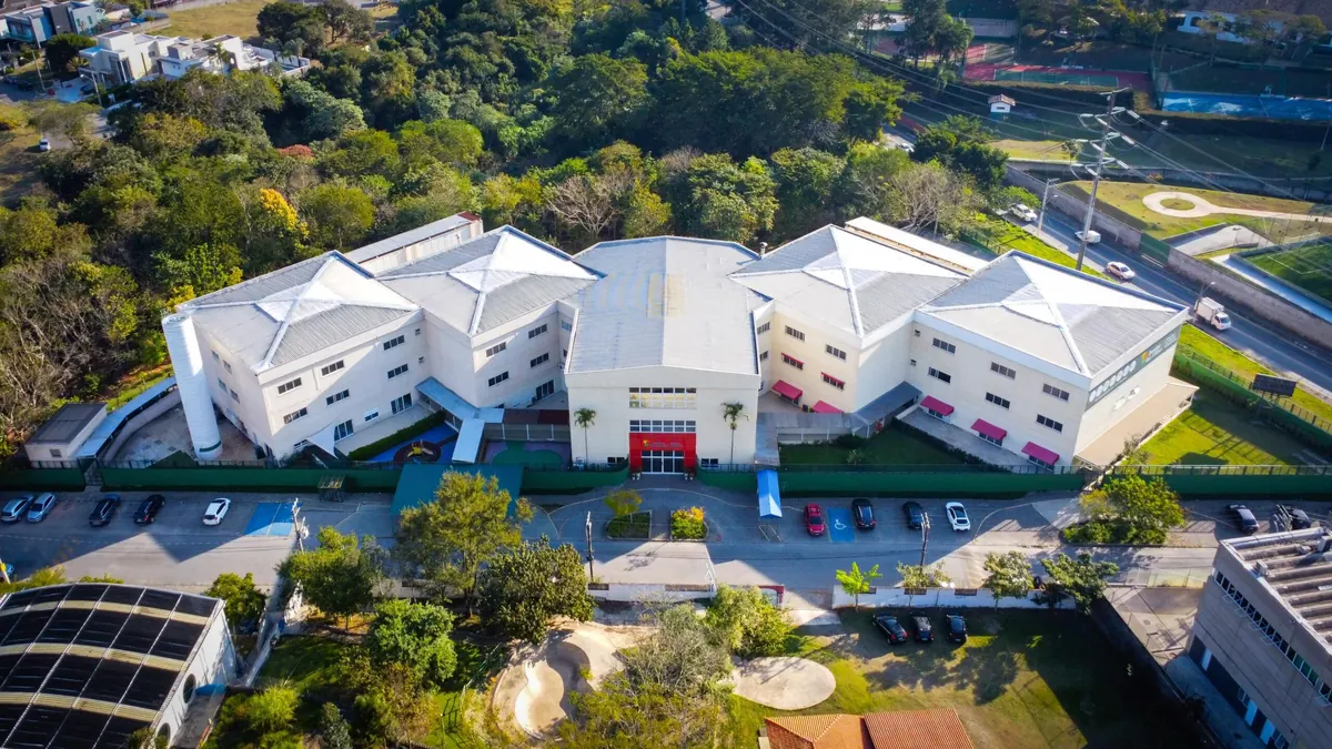 Vista aérea da Escola Bosque das Letras, em Jandira, cercada pela área verde do bosque