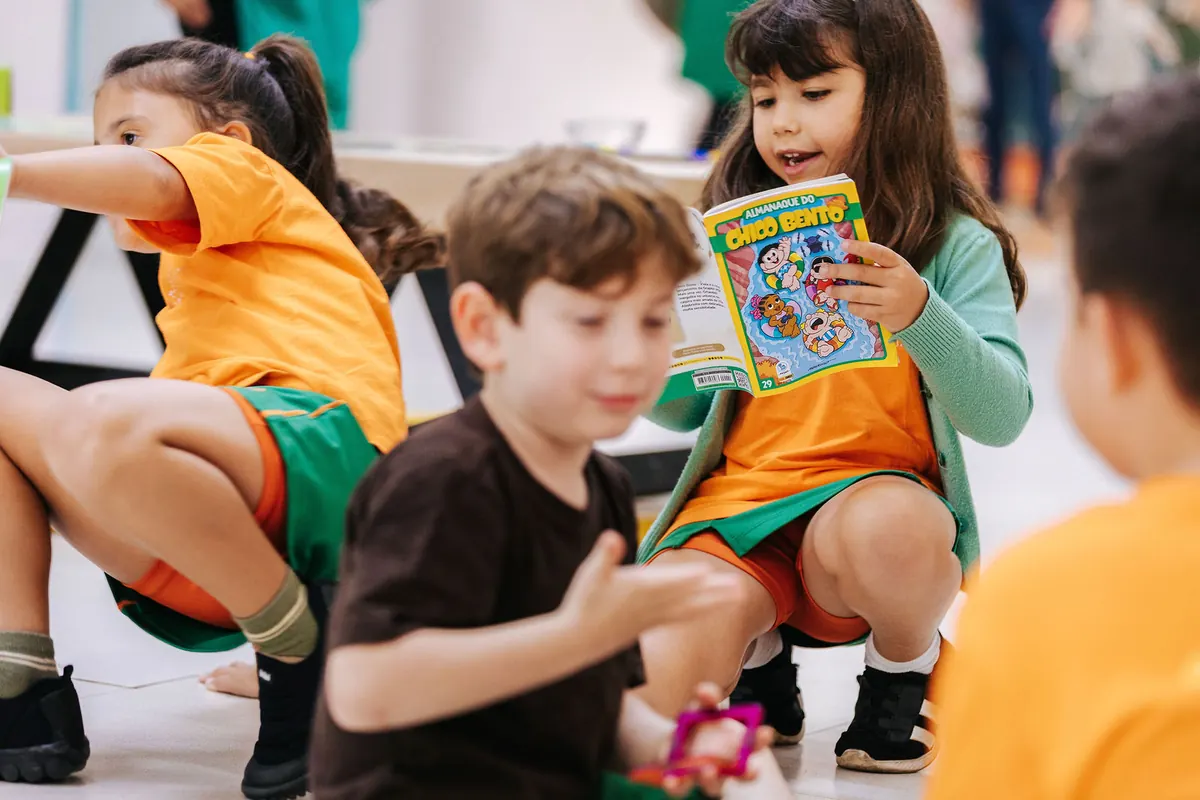 Estudantes do Ensino Fundamental em atividade de leitura em sala